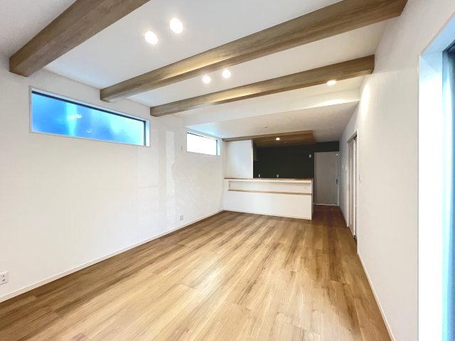 大和高田市西三倉堂1丁目　全2区画の居間・リビング|採光とプライバシーを確保した窓があります