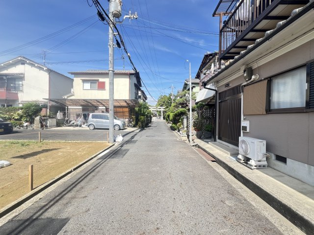 売土地　橿原市曽我町　全2区画の前面道路含む現地写真