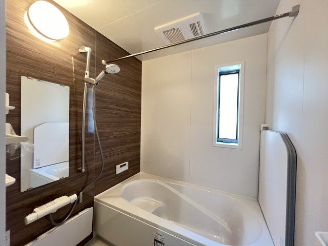 橿原市山之坊町85-27の浴室|木目調のアクセントパネルが落ち着いた浴室