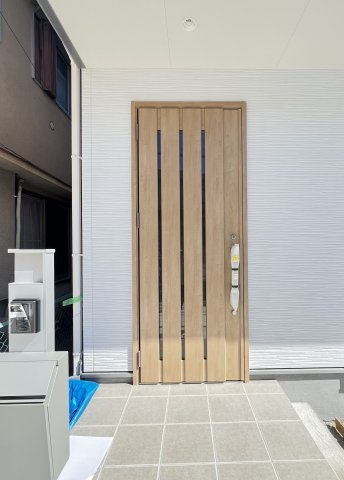 橿原市山之坊町85-27の玄関|ナチュラルな木目調の玄関扉