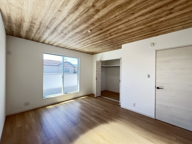 橿原市山之坊町85-27の寝室|木目調天井がオシャレな洋室8.5帖　WIC付き