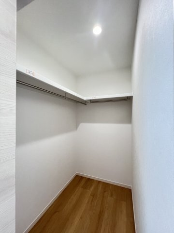 橿原市山之坊町85-27の収納|洋室5.23帖につながるWIC