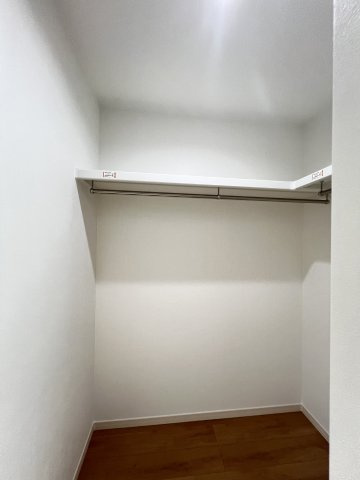 橿原市山之坊町85-27の収納|洋室とつながるWIC