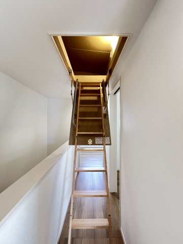 橿原市山之坊町85-27の収納|小屋裏収納へのはしご