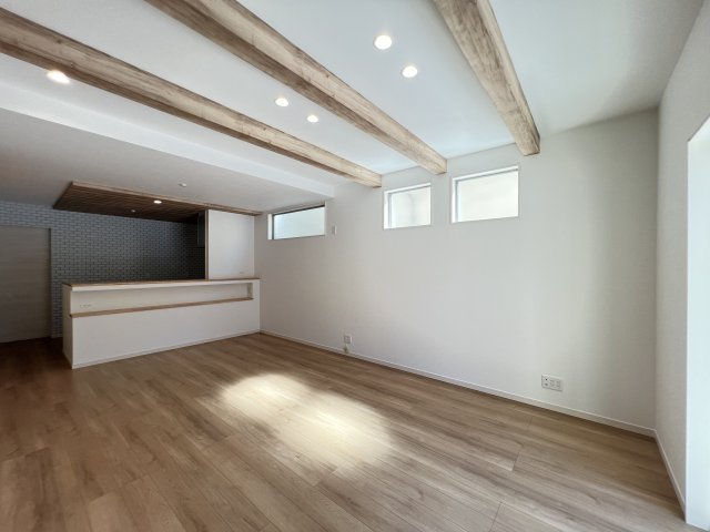 橿原市山之坊町85-27の居間・リビング|ナチュラルな雰囲気のLDK　南に開口があり明るく開放的
