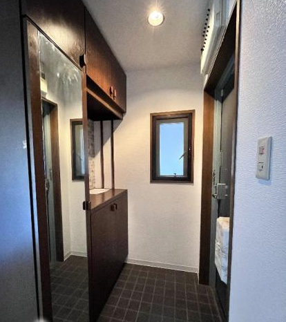 ネオハイツ八木西　1992年2月築の玄関|コンパクトなシューズボックスです。背が高いので意外と収納できますよ♪