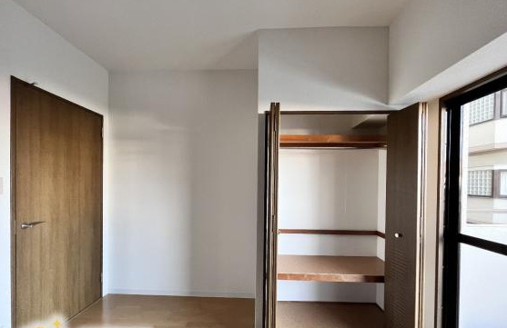 ネオハイツ八木西　1992年2月築の子供部屋|バルコニーに面していてお布団干しもスムーズです♪