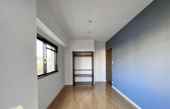 ネオハイツ八木西　1992年2月築の寝室|各部屋に収納もあるから、荷物の多いご家族も安心ですね♪