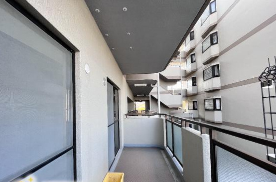 ネオハイツ八木西　1992年2月築のバルコニー|お洗濯もしっかり乾きます♪