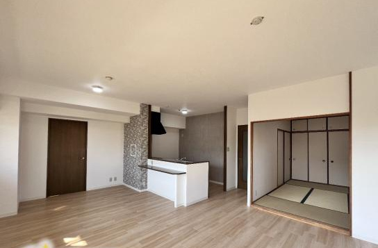 ネオハイツ八木西　1992年2月築の居間・リビング|広々とした19.1帖のリビングで、快適な暮らしを実現できます。