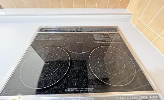 ネオハイツ八木西　1992年2月築のキッチン|しっかり火力もある３口のIHクッキングヒーターです。