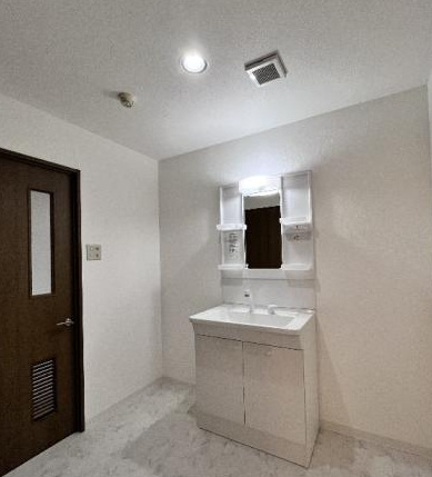 ネオハイツ八木西　1992年2月築の洗面所|脱衣室としてゆとりのある広さになっています