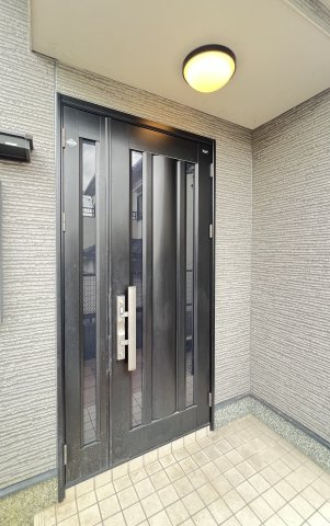 奈良県大和郡山市矢田町の玄関|雨の日でも安心、屋根のある玄関ポーチです。