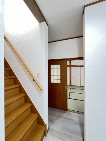 奈良県大和郡山市矢田町の内装|階段は手すり付きで安心です。