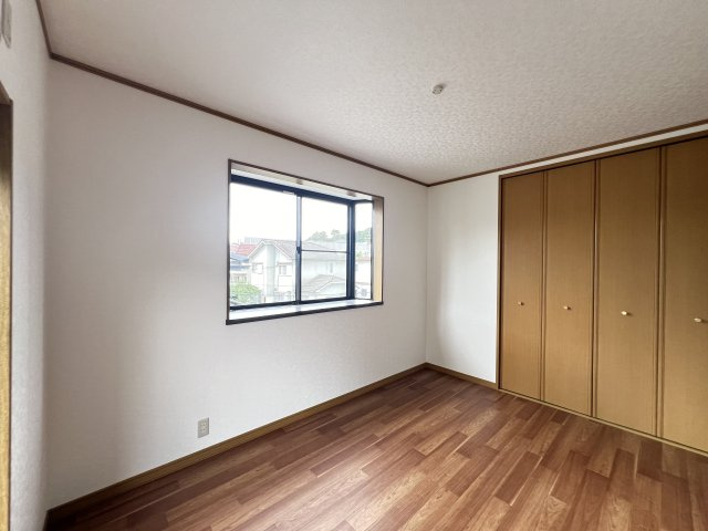 奈良県大和郡山市矢田町の洋室|一方のバルコニーに面している洋室です。