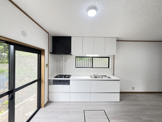 奈良県大和郡山市矢田町のキッチン|自然光が降り注ぐ明るいキッチンで気持ちよくお料理できます♪