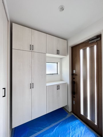 桜井市大字芝４区画の玄関|小物を置いたりお花を飾るスペースもあり、いつも気持ちよくお客様をお迎えできますね♪
