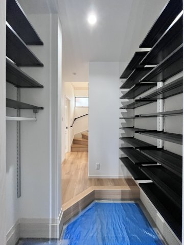 桜井市大字芝４区画の収納|玄関の土間収納は収納力充分ですね♪靴だけでなくベビーカーやゴルフバックなども収納できますね♪
