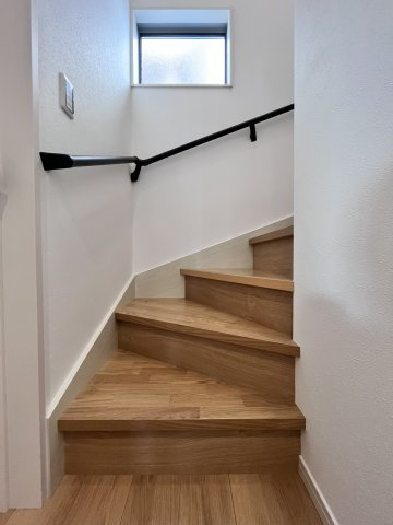 桜井市大字芝４区画の内装|階段は手すり付きで小さなお子様やご高齢の方でも安心です♪
