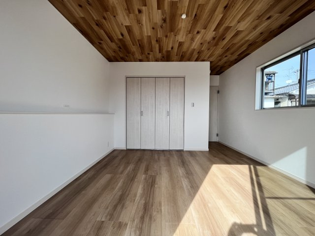 桜井市大字芝４区画の寝室|洋室8.02帖は主寝室にいかがでしょうか。バルコニーに面しているのでお布団を干すのもスムーズですよ♪
