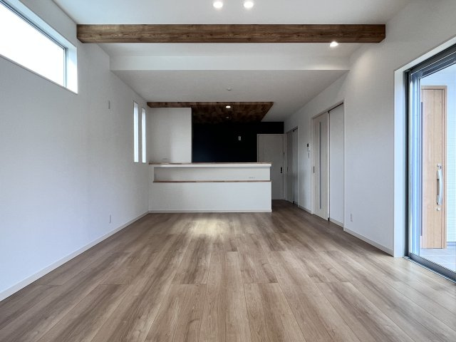 桜井市大字芝４区画の居間・リビング|広々とした18帖のリビングで、快適な暮らしを実現できます。また、日が差すためさらに明るく感じることができます♪
