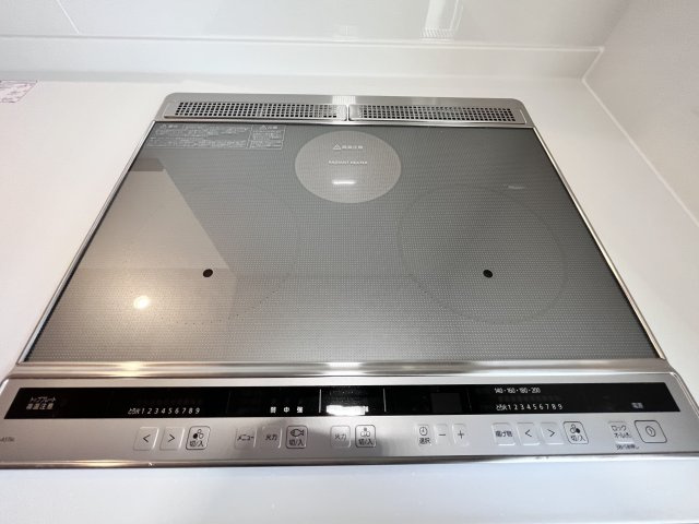 桜井市大字芝４区画のキッチン|しっかり火力もある３口のIHクッキングヒーターです。吹きこぼれなど汚れもサッとお掃除。