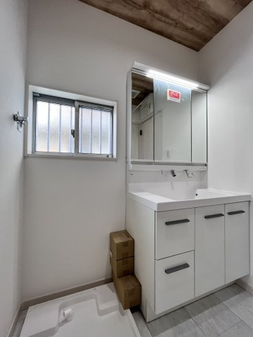 桜井市大字芝４区画の独立洗面台|３面鏡の裏に収納があり、コスメなど収納できます！洗面台まわりがスッキリするのであると嬉しい設備ですよ♪
