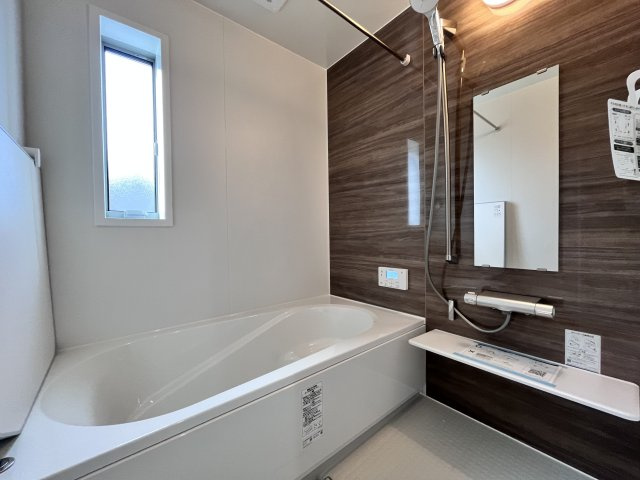 桜井市大字芝４区画の浴室|足をしっかり伸ばすことができ、お風呂もゆっくり浸かれます♪浴室乾燥機付きです♪