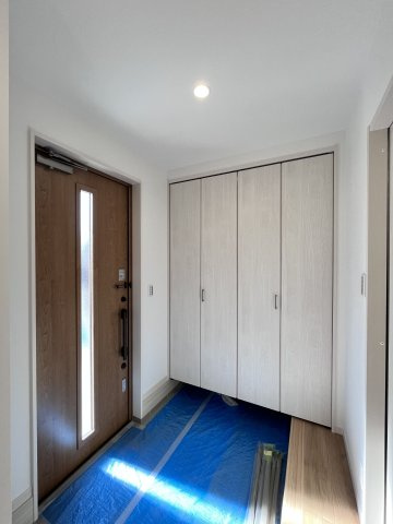 桜井市大字芝４区画の玄関|玄関のシューズインクロークは収納力たっぷりです♪可動棚付きでたくさん収納できますよ♪
