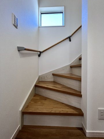 桜井市大字芝４区画の内装|階段は手すり付きで小さなお子様やご高齢の方でも安心です♪
