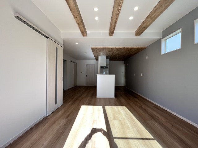 桜井市大字芝４区画の居間・リビング|広々とした18.5帖のリビングで、快適な暮らしを実現できます。また、日が差すためさらに明るく感じることができます♪
