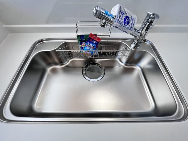 桜井市大字芝４区画のキッチン|広々シンクで、リビングから洗い場の手元も隠れています！
