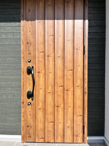 桜井市大字芝４区画の玄関|木製のお洒落な玄関ドアです！
