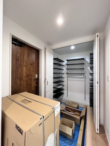 桜井市大字芝４区画の玄関|玄関の土間収納は収納力たっぷりです♪靴だけでなくベビーカーやゴルフバックなども収納できますね♪
