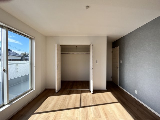 桜井市大字芝４区画の寝室|洋室8.02帖は主寝室にいかがでしょうか。バルコニーに面しているのでお布団を干すのもスムーズですよ♪
