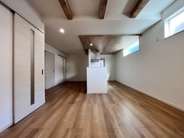 桜井市大字芝４区画の居間・リビング|天井に見せ梁があって木の温もりを感じる空間です！
