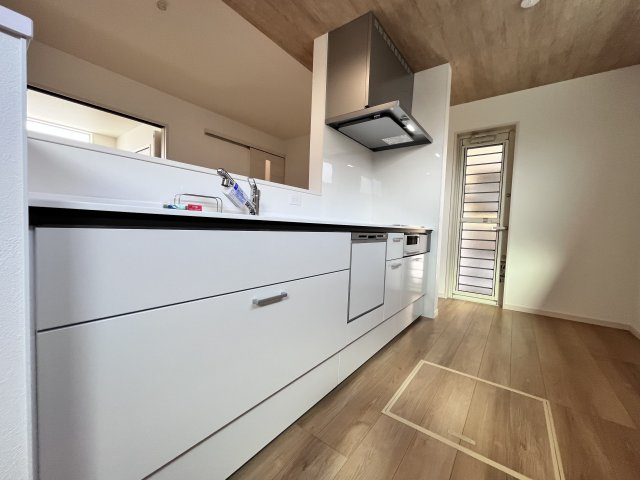 桜井市大字芝４区画のキッチン|勝手口もあり、ゴミ出しや買物してきた食材の出し入れなどにも便利ですよ♪
