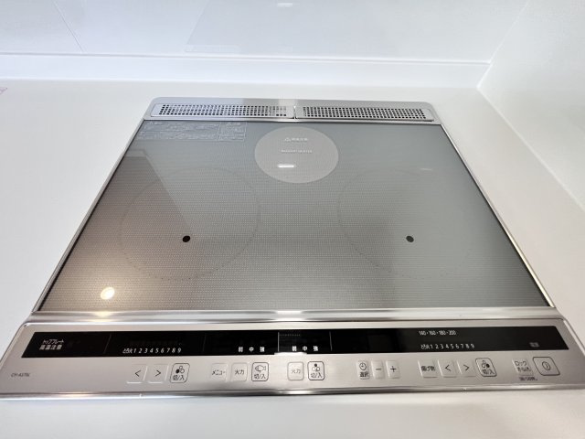 桜井市大字芝４区画のキッチン|しっかり火力もある３口のIHクッキングヒーターです。吹きこぼれなど汚れもサッとお掃除。火を使わないのでお子様が近くに来た時にも安心です♪
