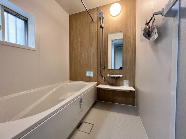 桜井市大字芝４区画の浴室|３面鏡の裏に収納があり、コスメなど収納できます！
