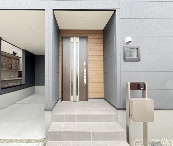 橿原市北妙法寺町5期全1棟の玄関|玄関外観です。駐車1台可能な車庫付き♪