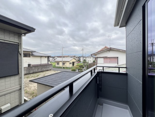 橿原市北妙法寺町5期全1棟の玄関|玄関外観です。駐車1台可能な車庫付き♪