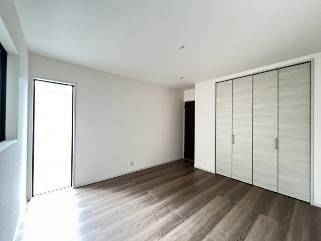 橿原市北妙法寺町5期全1棟の寝室|8.07帖の広々とした寝室です。