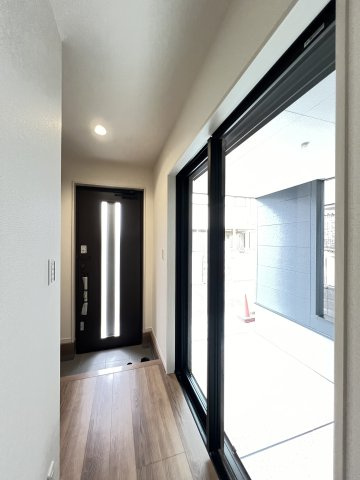 橿原市北妙法寺町5期全1棟の内装|廊下から車庫にいけます。荷下ろしも楽々です♪