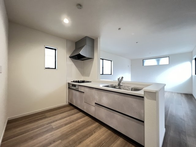 橿原市北妙法寺町5期全1棟のキッチン|淡いグレーがおしゃれな対面式キッチン