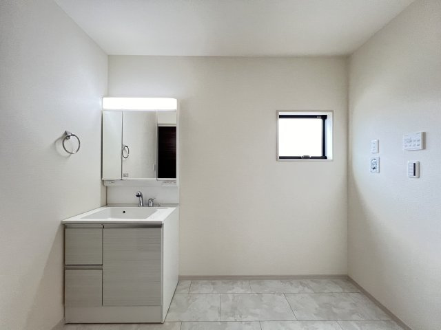 橿原市北妙法寺町5期全1棟の浴室|窓付きで換気もばっちりの浴室です。