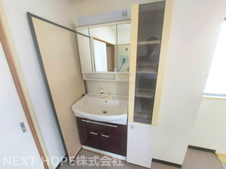 【独立洗面台】 | 尼崎市昭和通２丁目中古テラスハウス | 3階洗面化粧台です♪シャワー水栓で使い勝手も良いです！鏡は三面鏡になっております！！