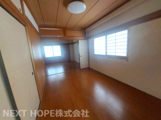 【洋室】 | 尼崎市昭和通２丁目中古テラスハウス | 3階洋室が二間です♪建具をオープンにしていただくと広い居室になります！！