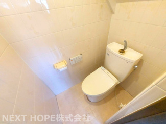 【トイレ】 | 尼崎市昭和通２丁目中古テラスハウス | トイレは1階・3階に設けられております！！こちらは１階部分んオトイレです！温水洗浄便座です！