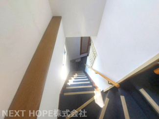 【内装】 | 尼崎市昭和通２丁目中古テラスハウス | 階段部分です♪手すり付きでお子様も安心・安全に昇り降りができます！！