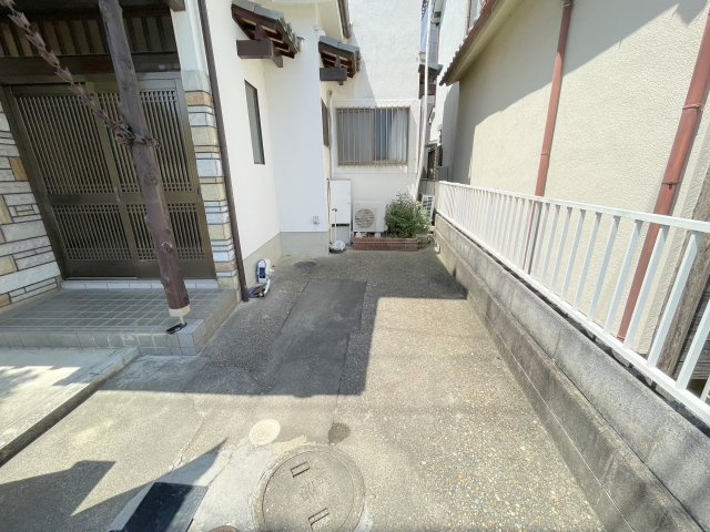 城北町戸建貸家の駐車場